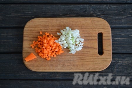 Вторую половинку моркови и луковицу нарезаем мелкими кубиками.
