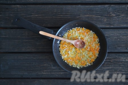 Обжариваем нарезанные лук и морковь на растительном масле до мягкости, иногда помешивая (примерно 2-3 минуты). Обжаренные лук и морковь добавляем в суп после того, как сварится картошка. Гусиный суп солим, перчим по вкусу и снимаем с огня. 
