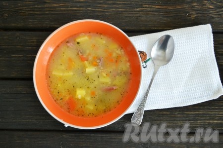 Наливаем суп в тарелки с мясом и горячим подаем на стол. По желанию можно добавить измельченный укроп. Суп из гуся, приготовленный по этому рецепту, получается ароматным, наваристым и очень вкусным.

