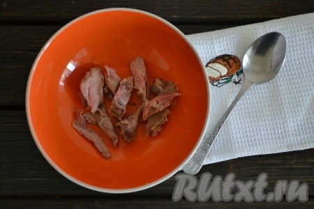 Остывшее мясо гуся разрезаем на небольшие части и раскладываем по тарелкам.
