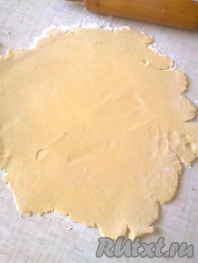 По истечении указанного времени, тесто, которое было в холодильнике, надо достать и раскатать толщиной 0,5 см.

