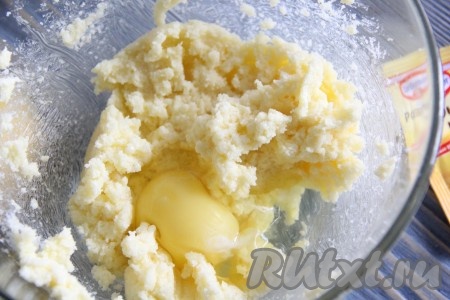 Взбить масло с сахаром в однородную и пышную массу. Я взбиваю масляную массу миксером в течение 3 минут. Затем добавить яйца, по одному.