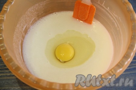 Затем в смесь кефира и сахара добавить яйцо, ещё раз перемешать до однородного состояния.