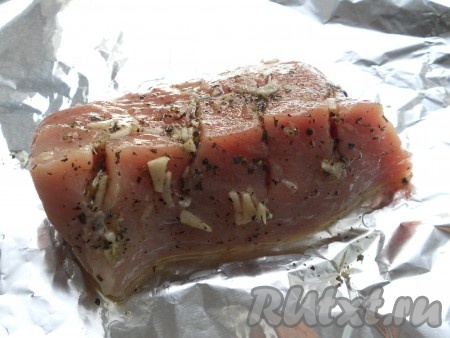 Свинину выложить на лист фольги, сложенный вдвое. Тщательно смазать все мясо подготовленной смесью.
