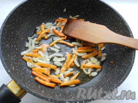 Очищенные лук и морковь нарезать, обжарить до мягкости лука на растительном масле, иногда помешивая.
