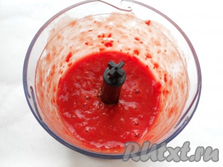 Измельчить помидоры в чаше блендера, затем отмерить на весах 500 грамм томатного пюре. Пюре можно еще протереть через сито, но я этого не делала.
