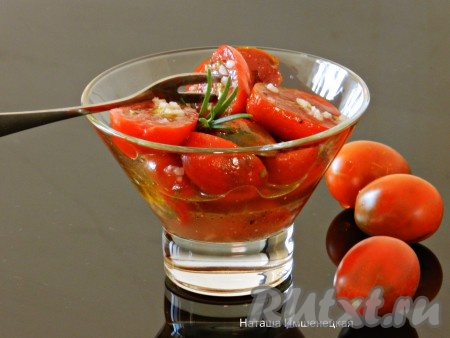 Быстрые маринованные помидоры с чесноком, приготовленные по этому рецепту, получаются очень вкусными.