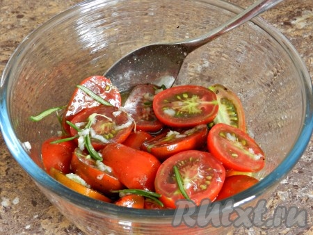 Выложить помидоры в маринад, аккуратно перемешать, прикрыть крышкой и поставить в холодильник на 2-3 часа.