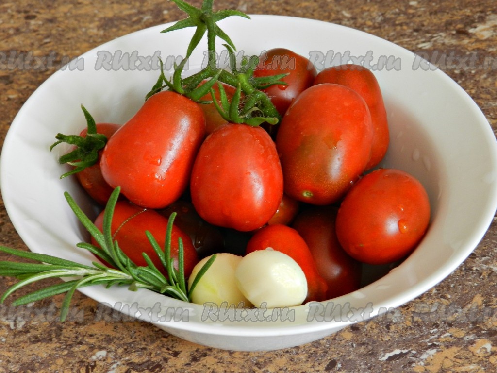 Быстрые маринованные помидоры с чесноком и зеленью на стол