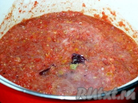 Смешайте томатную массу с луком и курагой. Добавьте в неё соевый соус, лавровый лист, гвоздику, карри.
