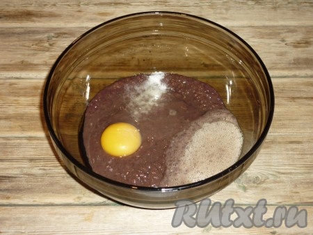 В получившуюся печеночную массу добавить яйцо, манную крупу, перец, соль и хорошо перемешать. 
