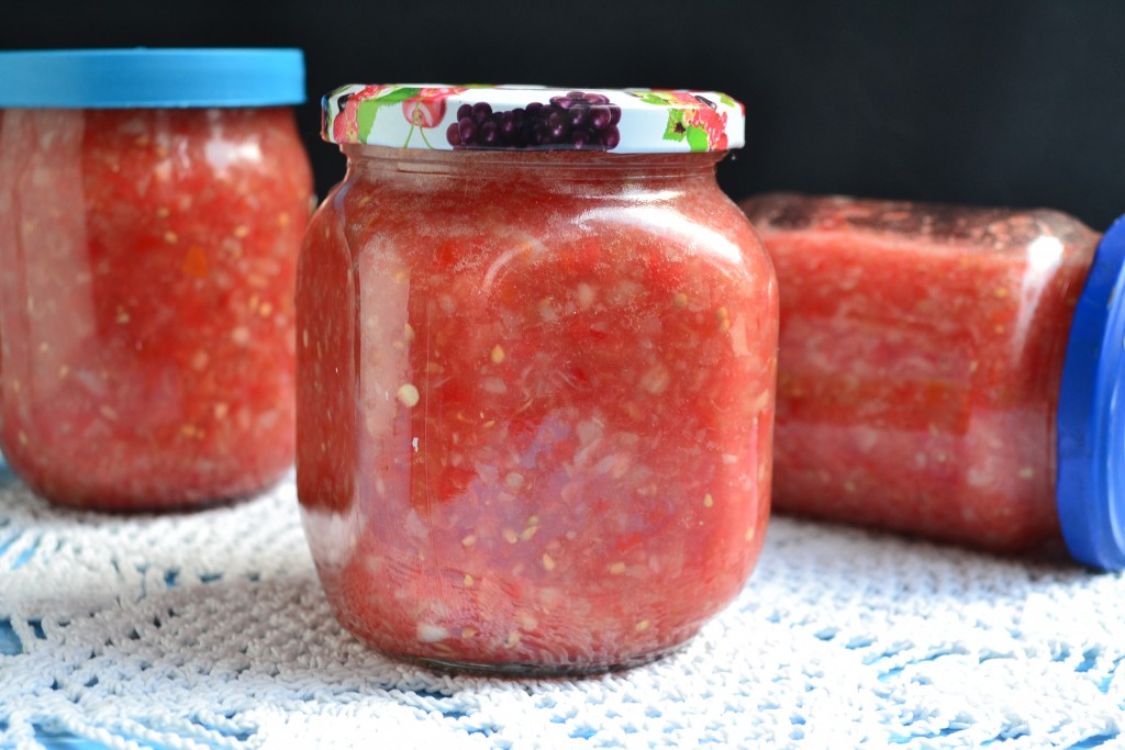 Аджика из помидор и чеснока: рецепт классический на зиму