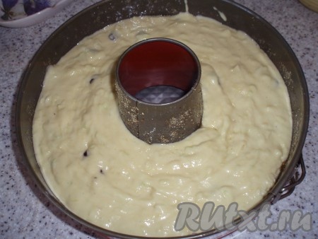 Форму для кекса смазать маслом, посыпать молотыми сухарями или мукой. Выложить тесто в форму и отправить в духовку, нагретую до 160-170 градусов.
