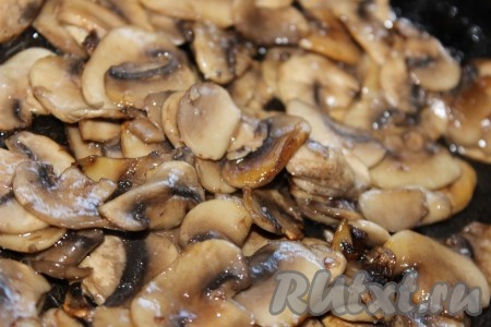 В сковороде разогреть растительное масло, выложить в сковороду грибы и обжарить их на среднем огне в течение 15-20 минут, иногда помешивая. В самом конце жарки шампиньоны посолить по вкусу. Затем снять сковороду с огня и остудить грибы.

