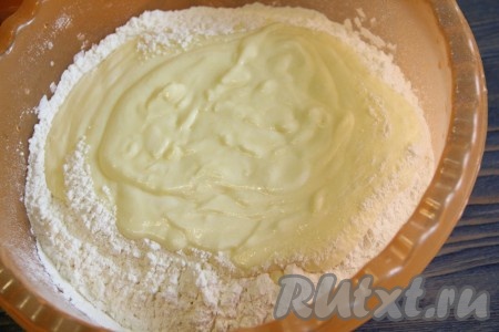 Муку, смешанную с солью и разрыхлителем, всыпать в тесто.