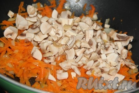 Добавить грибы в сковороду к овощам, перемешать и обжарить в течение 3-5 минут, иногда помешивая.