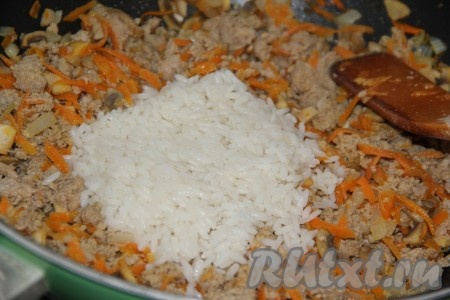 Затем добавить в начинку сваренный рис, хорошо перемешать и снять сковороду с огня. Начинка для перцев из фарша, грибов и риса готова.
