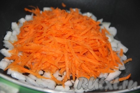 Добавить морковь к луку и обжарить в течение 3-5 минут, периодически перемешивая.

