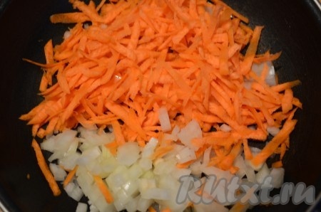 Лук мелко порезать, морковь натереть на крупной терке. Обжарить на растительном масле. 