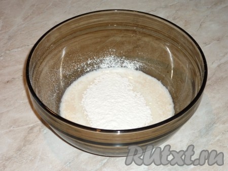 Для приготовления опары в тёплое молоко добавить дрожжи, сахар и муку, перемешать и оставить на 10 минут, чтобы дрожжи "ожили" (на поверхности должна появиться пышная "шапочка"). 
