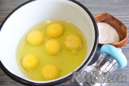 Яйца вбить в удобную посуду для взбивания.