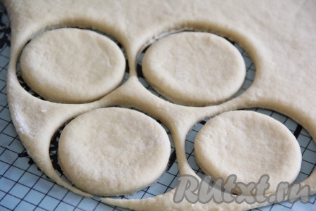  Раскатать тесто скалкой в пласт толщиной 1,5-2 см. Вырезать кружочки с помощью стакана или круглой формы.
