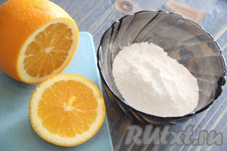 Я решила покрыть пышки сахарной глазурью, для её приготовления нужно сахарную пудру соединить с апельсиновым или лимонным соком.