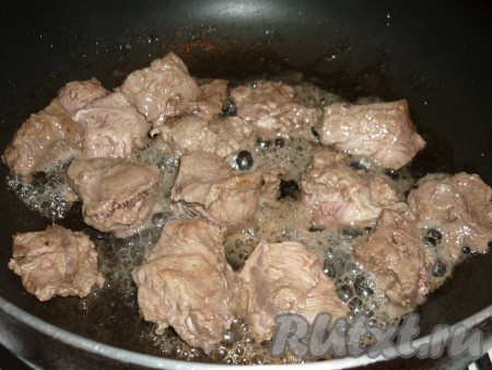 Обжарить мясо на среднем огне в течение пяти минут, периодически помешивая. 
