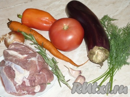 Ингредиенты для приготовления говядины, тушеной с баклажанами и помидорами