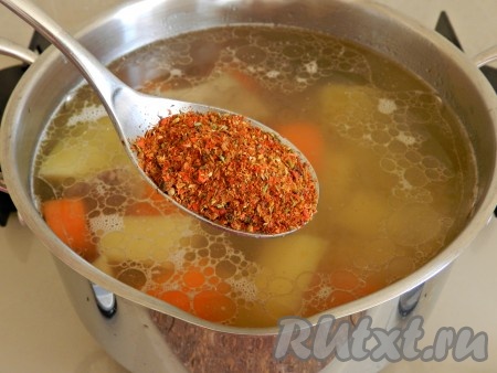 Добавить в суп специи. Варить до полной готовности картошки.
