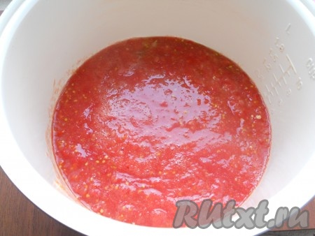 Перекрутить помидоры с яблоками на мясорубке с мелкой решеткой. Вылить полученный томат в чашу мультиварки или в кастрюлю.
