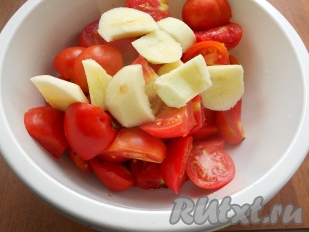 Яблоки очистить от кожуры и семян, нарезать дольками. Также нарезать и помидоры.
