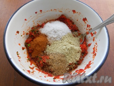 Добавить к перечной смеси соль, красный молотый перец, кориандр и уцхо-сунели (все специи лучше покупать у торговцев на рынке).