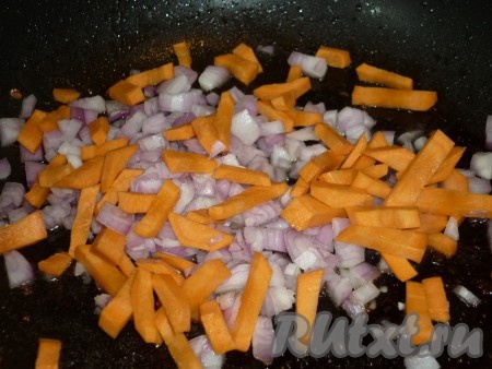 Очистить лук и морковь. Лук нарезать кубиками, а морковь - брусочками. Свинину выложить в горшочек, в котором будем готовить плов, а на оставшемся в сковороде масле обжарить лук и морковь. 
