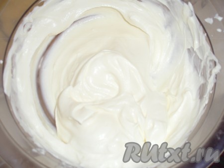 Для приготовления крема сыр маскарпоне взбить со сгущенным молоком. Отдельно взбить сливки. Соединить обе массы и перемешать получившийся крем.
