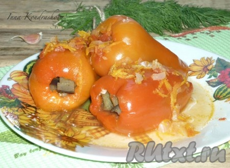 Вкусные перцы, фаршированные баклажанами, подать в горячем виде с соусом, в котором они готовились. 
