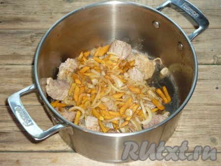 Снять овощи с огня и выложить в кастрюлю к свинине, посолить и поперчить по вкусу. 
