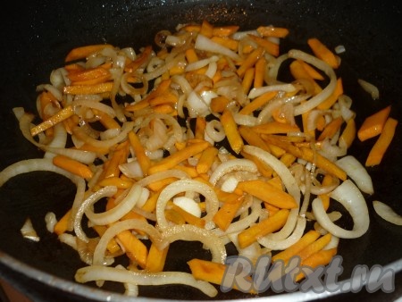 Жарить лук и морковь на небольшом огне, периодически помешивая, 5-7 минут. 
