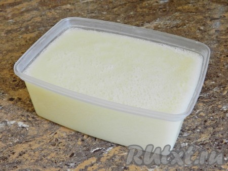 Вылить массу в емкость, пригодную для замораживания. Поставить в морозилку на 4-6 часов до полной заморозки.