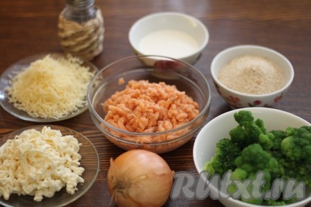 Ингредиенты для приготовления рыбных фрикаделек в сливочном соусе.


