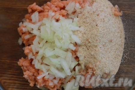 В готовый рыбный фарш добавляем мелко нарезанный репчатый лук, молотые сухари, соль, перец (ориентируйтесь по густоте, если фарш жидковат - добавьте еще сухарей).
