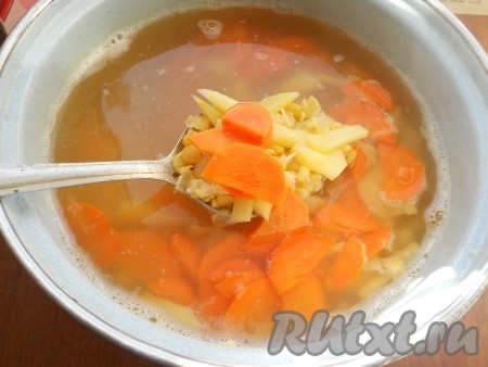 Добавить картофель в кастрюлю с вареным горохом. Также добавить и нарезанную тонкими полукружочками морковь. Воду посолить по вкусу. Варить картофель с морковью и горохом минут 15.
