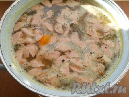 Сосиски нарезать полукружочками, добавить их в гороховый суп вместе с лавровым листом, варить еще около 5-7 минут. 