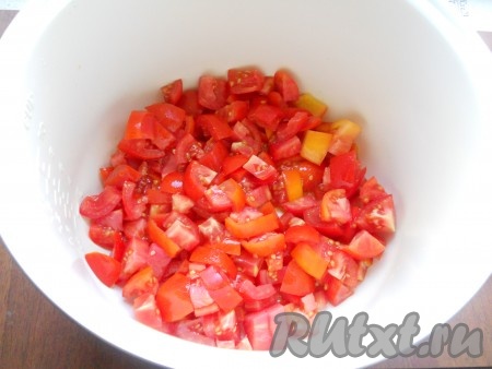 В чашу мультиварки (или в кастрюлю) выложить нарезанные кубиками свежие помидоры.
