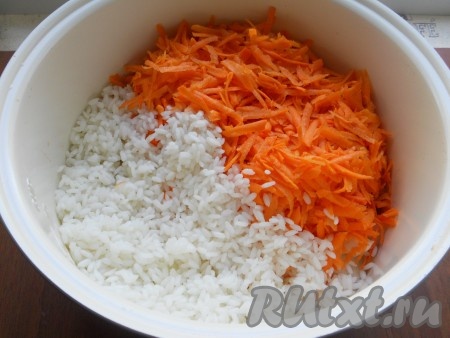 Морковь натереть на крупной терке и добавить в чашу (кастрюлю) вместе с подготовленным рисом.