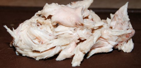 В кастрюлю с куриным бульоном добавить воду и довести до кипения. Опустить вареную курицу и варить 5 минут.