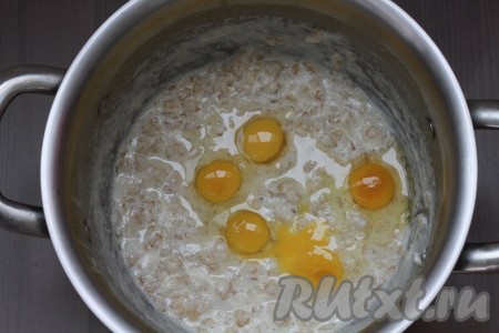 Затем добавьте в манно-овсяную кашу яйца, перемешайте и варите 2 минуты.
