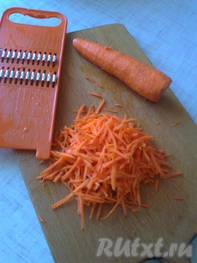 Морковь очистить и натереть на "корейской" или крупной тёрке. Чеснок очистить и пропустить через чесночницу.
