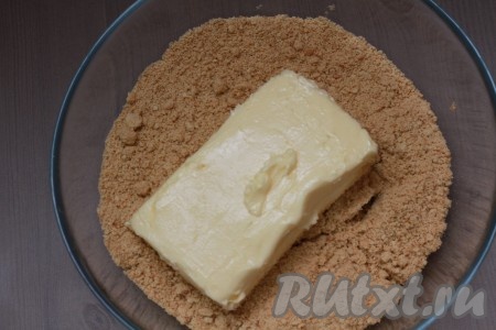 Печенье размолоть в блендере, затем добавить к нему размягченное сливочное масло.
