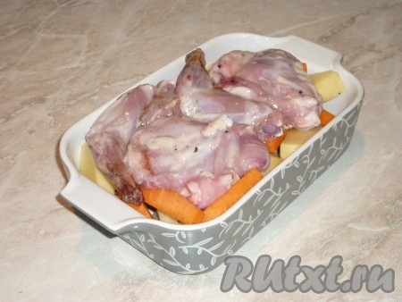 Мясо кролика промыть, разрезать на порционные кусочки, натереть солью, перцем, приправами для мяса, добавить розмарин и выложить на слой овощей. 
